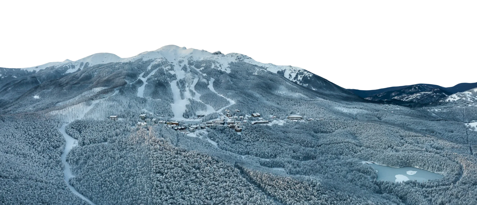 Panorama aereo di Cerreto Laghi: le piste da sci del Monte Nuda, il paese e il Lago Pranda nell'Appennino Tosco-Emiliano